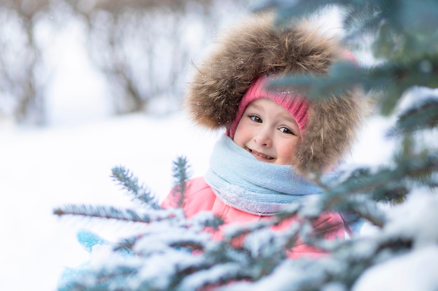 Engraçado menina criança brincando em bolas de neve. inverno jogo de inverno para crianças. Criança se divertindo na época do Natal