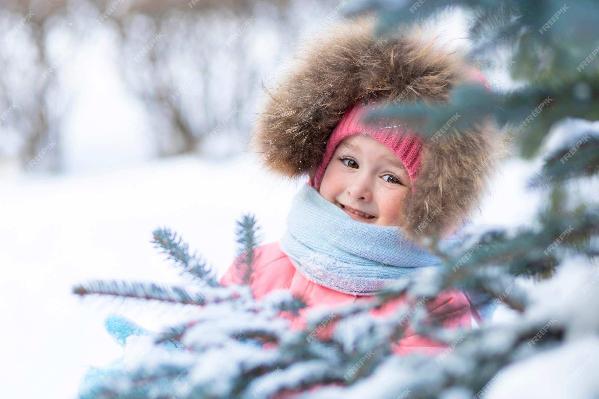 Engraçado menina criança brincando em bolas de neve. inverno jogo de  inverno para crianças. criança se divertindo na época do natal