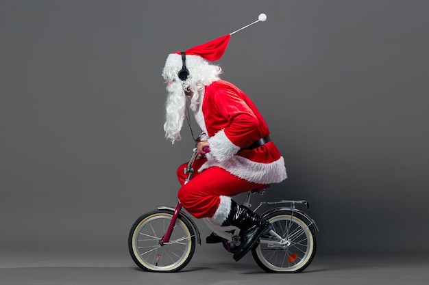 Engraçado papai noel anda de bicicleta