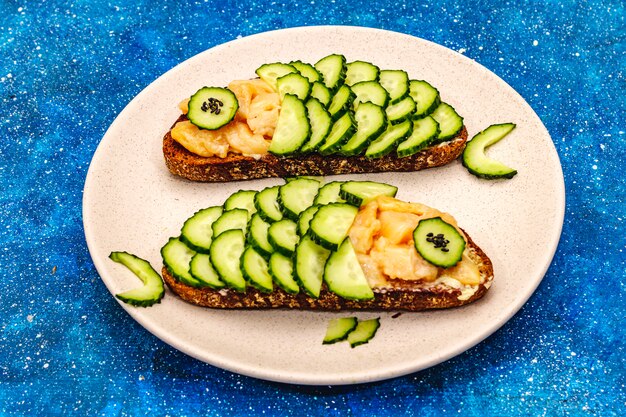 Foto engraçado sanduíches de salmão com pepino em forma de peixe