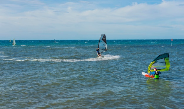 Engraçado windsurf na água cristalina