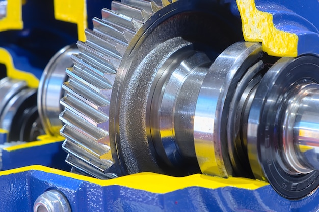 Foto engranaje dentado de metal desde el interior de una bomba de motor industrial