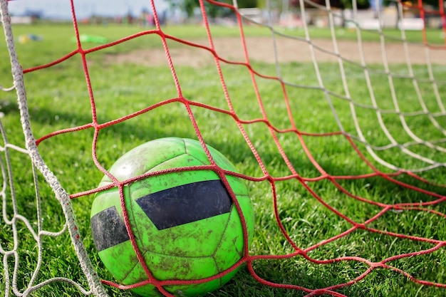 Engranajes de fútbol sobre hierba verde preparados para el entrenamiento en la academia de fútbol infantil Actividad deportiva popular