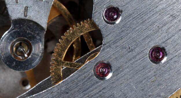 Engranajes de metal de relojería antigua de cerca
