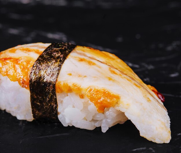 Foto enguia de sushi japonês nigiri isolado no fundo preto