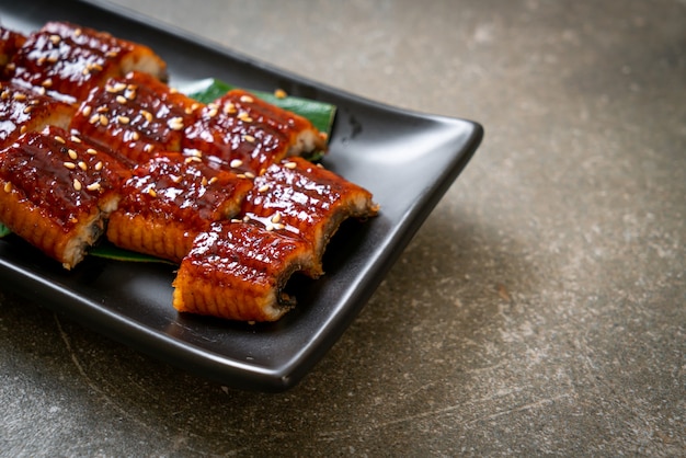 enguia grelhada fatiada ou unagi grelhado com molho (Kabayaki). Comida japonesa