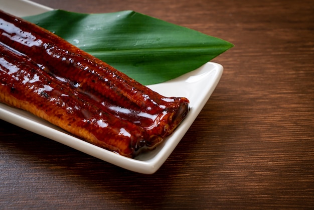 Enguia grelhada ou unagi grelhado com molho (kabayaki) -. comida japonesa.