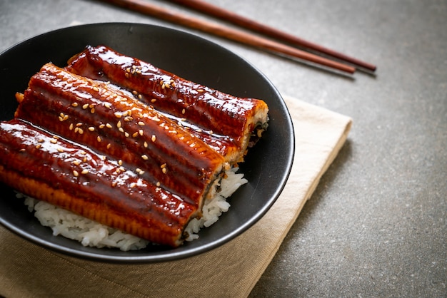 Enguia japonesa grelhada com tigela de arroz ou unagi don