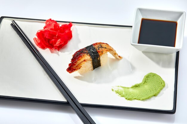 Enguia ou unagi sushi isolado no fundo branco para qualquer projeto de arte no conceito de comida japonesa ou para design de menu de sushi
