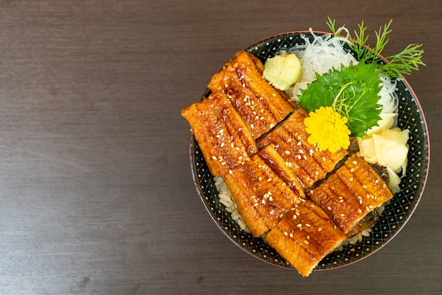 enguia (Unagi) na tigela de arroz coberta (donburi)