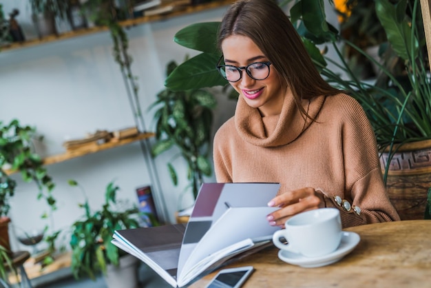 Enjoyoing Kaffeepause Frau Lesebuch in der Cafeteria