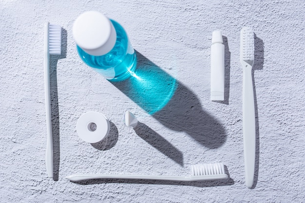 Foto enjuague bucal, cepillo de dientes, pasta dental y hilo dental