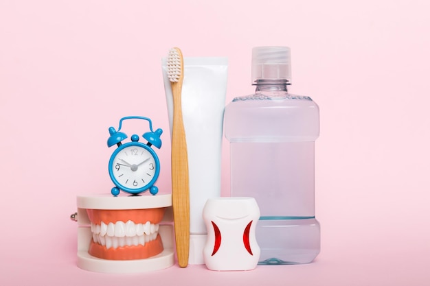 Foto enjuague bucal y otros productos de higiene bucal en la vista superior de la mesa de colores con espacio de copia plano higiene dental kit de cuidado bucal concepto de dentista