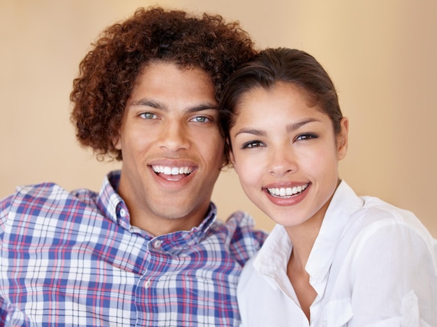 Foto enlace y apoyo de la pareja en el retrato de estudio amor y lealtad en la relación sobre fondo marrón gente asociación y relajarse juntos seguridad y confianza en el matrimonio compromiso o cuidado