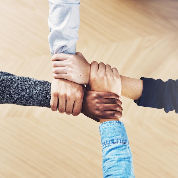 Foto enlace de trabajo en equipo o manos de empresarios con diversidad para apoyo comunitario o estrategia en la oficina de inicio zoom arriba o empleados en colaboración grupal o misión con esperanza de objetivos juntos