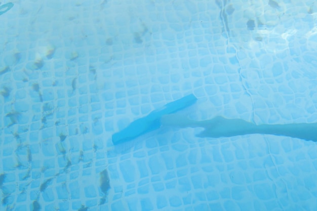 Foto enmarcado lavado de la piscina en el sol concepto de limpieza de la piscina contaminada