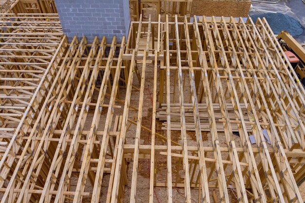 Enmarcamiento de la casa instalación de la construcción del segundo piso vigas de madera maciza vigas con bajo