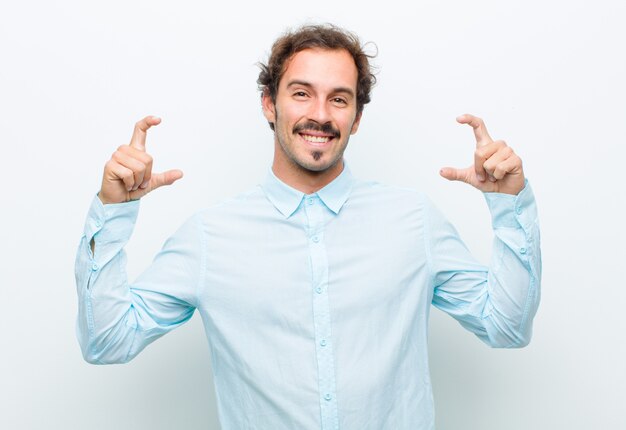 enmarcando o esbozando su propia sonrisa con ambas manos, luciendo positiva y feliz