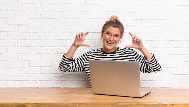 enmarcar o delinear la propia sonrisa con ambas manos, luciendo positiva y feliz, concepto de bienestar