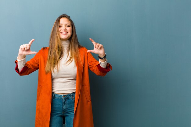 enmarcar o delinear la propia sonrisa con ambas manos, luciendo positiva y feliz, concepto de bienestar