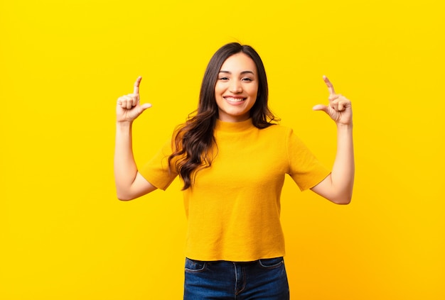 enmarcar o delinear la propia sonrisa con ambas manos, luciendo positiva y feliz, concepto de bienestar