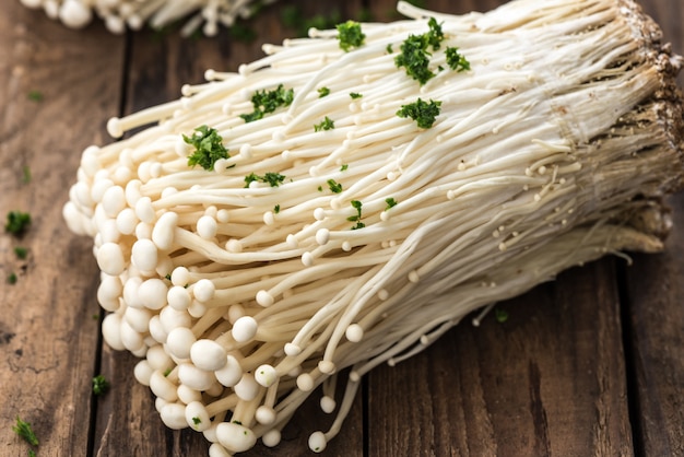 Enoki cogumelos na madeira