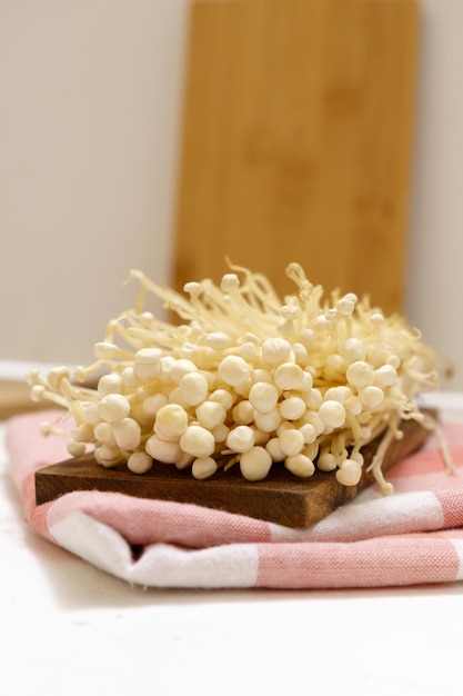 Enoki Flammulina velutipes cogumelo branco usado em alimentos e saladas Foto vertical