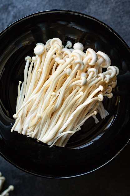 Enoki Pilze Enokitake Flammulina velutipes essbarer japanischer Snack Hot Pot Küche Goldene Nadel gesunde Mahlzeit Zutat Draufsicht, Keto oder Paläo Diät