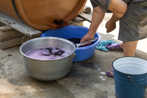 El enólogo vierte el jugo de uva para transportarlo en barriles.