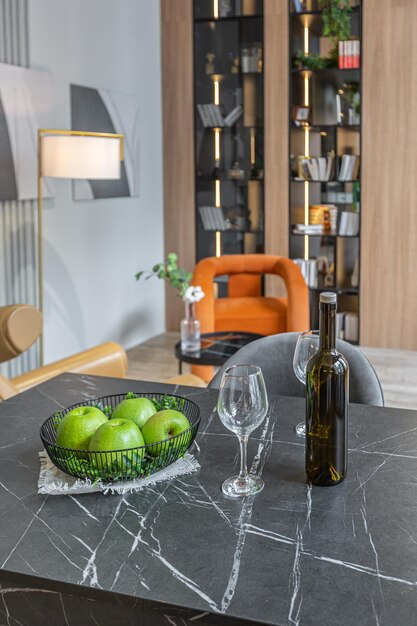 enorme apartamento moderno y espacioso con techos altos ventanas panorámicas con fantásticas vistas decoración de madera área de cocina ducha separada en el verde y camerino