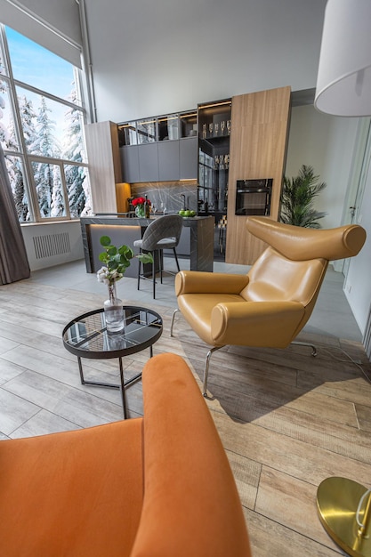 enorme apartamento moderno y espacioso con techos altos ventanas panorámicas con fantásticas vistas decoración de madera área de cocina ducha separada en el verde y camerino