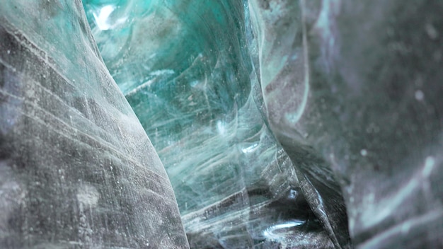Enorme bloque de hielo vatnajokull agrietado en islandia, grieta con estructura helada y escarcha cubierta. Hermosas cuevas de hielo glaciar e icebergs en un paisaje helado y invernal islandés. Disparo manual.