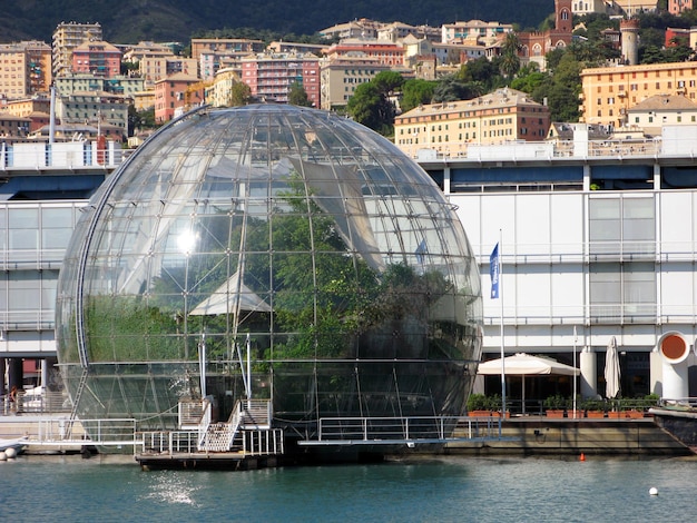 enorme bola de vidro à beira-mar de Gênova - o jardim botânico da Biosfera, imitando o planeta