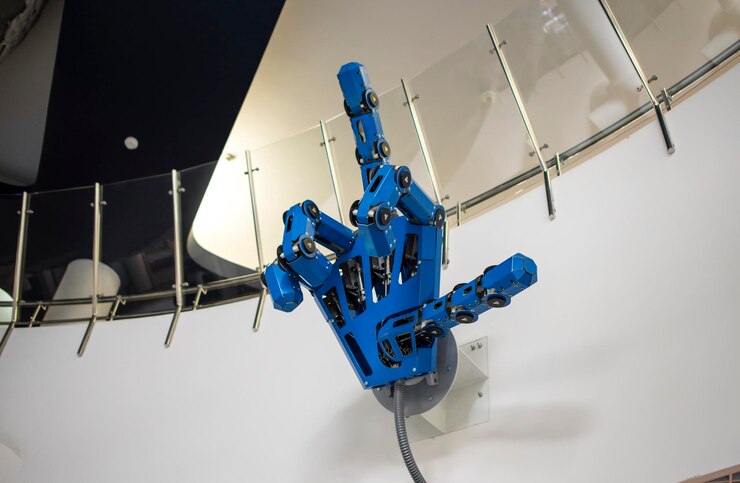 Foto el enorme brazo de hierro del robot.