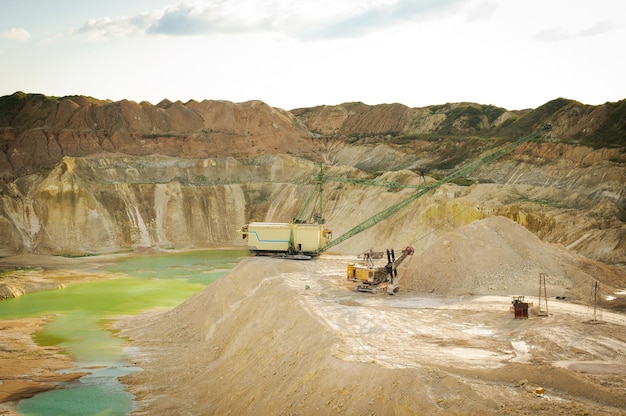 Enorme cantera de tiza con excavadora. Minería de tiza. Equipamiento pesado