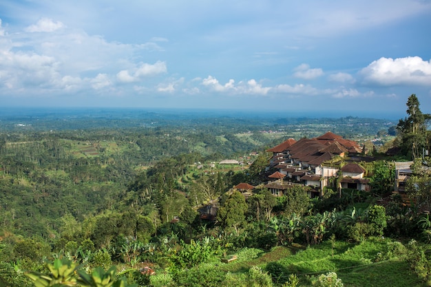 Enorme complejo hotelero en una colina con una vista del paisaje de la selva verde