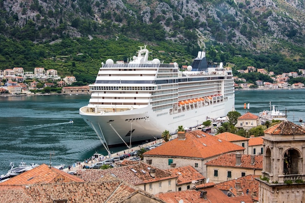 Enorme crucero en el puerto de la ciudad de Kotor