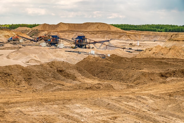 Enorme excavadora en cantera para minería de extracción de arena