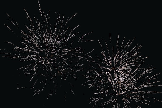 Enorme explosión de fuegos artificiales frente al cielo nocturno negro