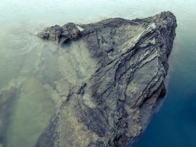 Enorme formación rocosa sumergida con aguas marinas alrededor
