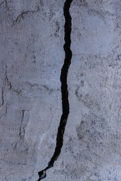 Foto enorme grieta en el muro de hormigón del edificio