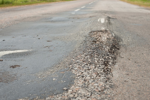 Enorme lombada de asfalto na estrada