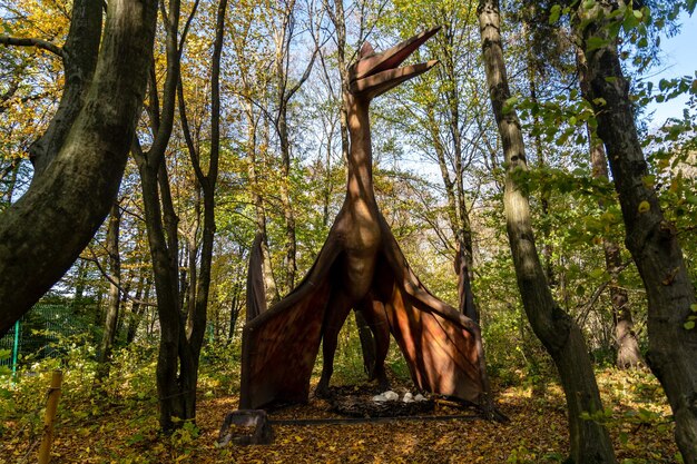 Un enorme modelo de dinosaurio en el bosque Dinosaurio en la jungla