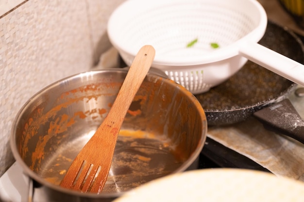 Enorme montón de platos sucios esperando al compañero de piso en la cocina