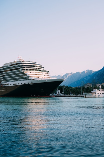 Enorme navio de cruzeiro na baía de kotor, em montenegro. perto da cidade velha de kotor. um lindo país para viajar.