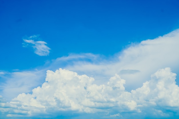 Enorme nuvem branca e fofa contra o fundo do céu azul do verão