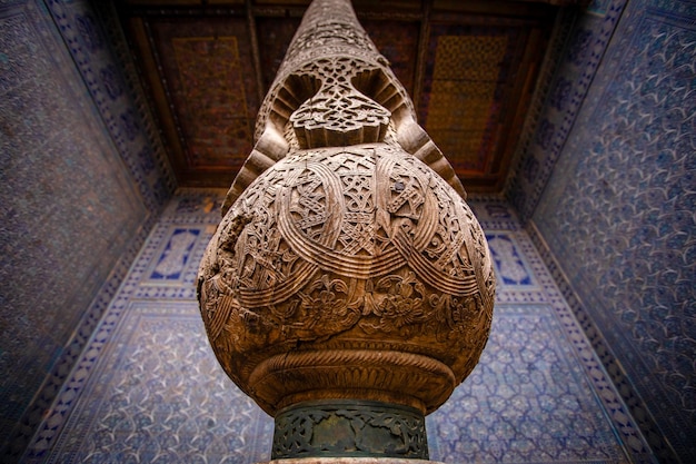 El enorme pilar de madera en un palacio en Khiva