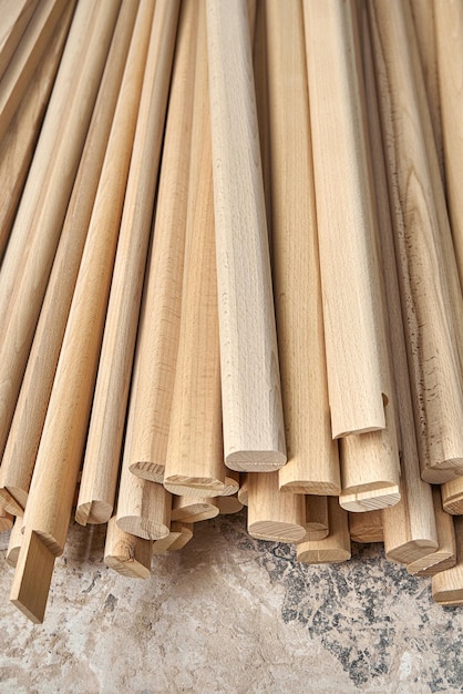 Enorme pilha de barras de madeira feitas de material maciço de faia encontra-se na oficina de carpintaria contemporânea