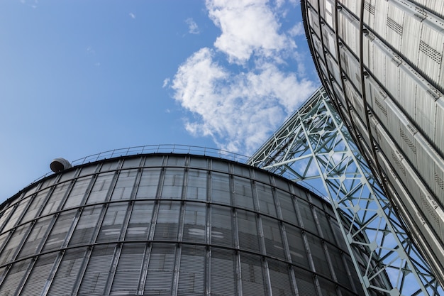 Enorme, plata, silos en una fábrica de piensos