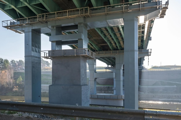 Enorme ponte de carro sobre o rio largo